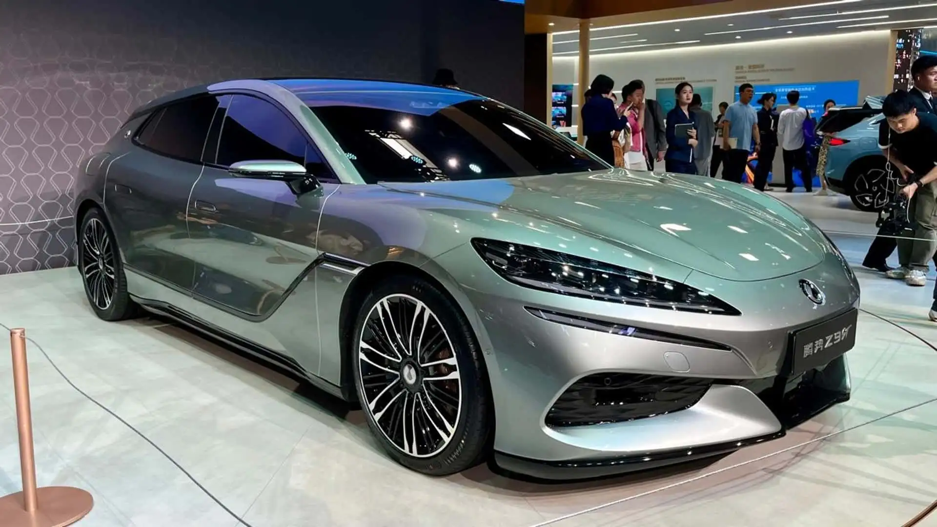A Invasão do Ultra-Luxo: Denza Z9 GT Desembarca no Brasil e Coloca o Triunvirato Alemão em Xeque