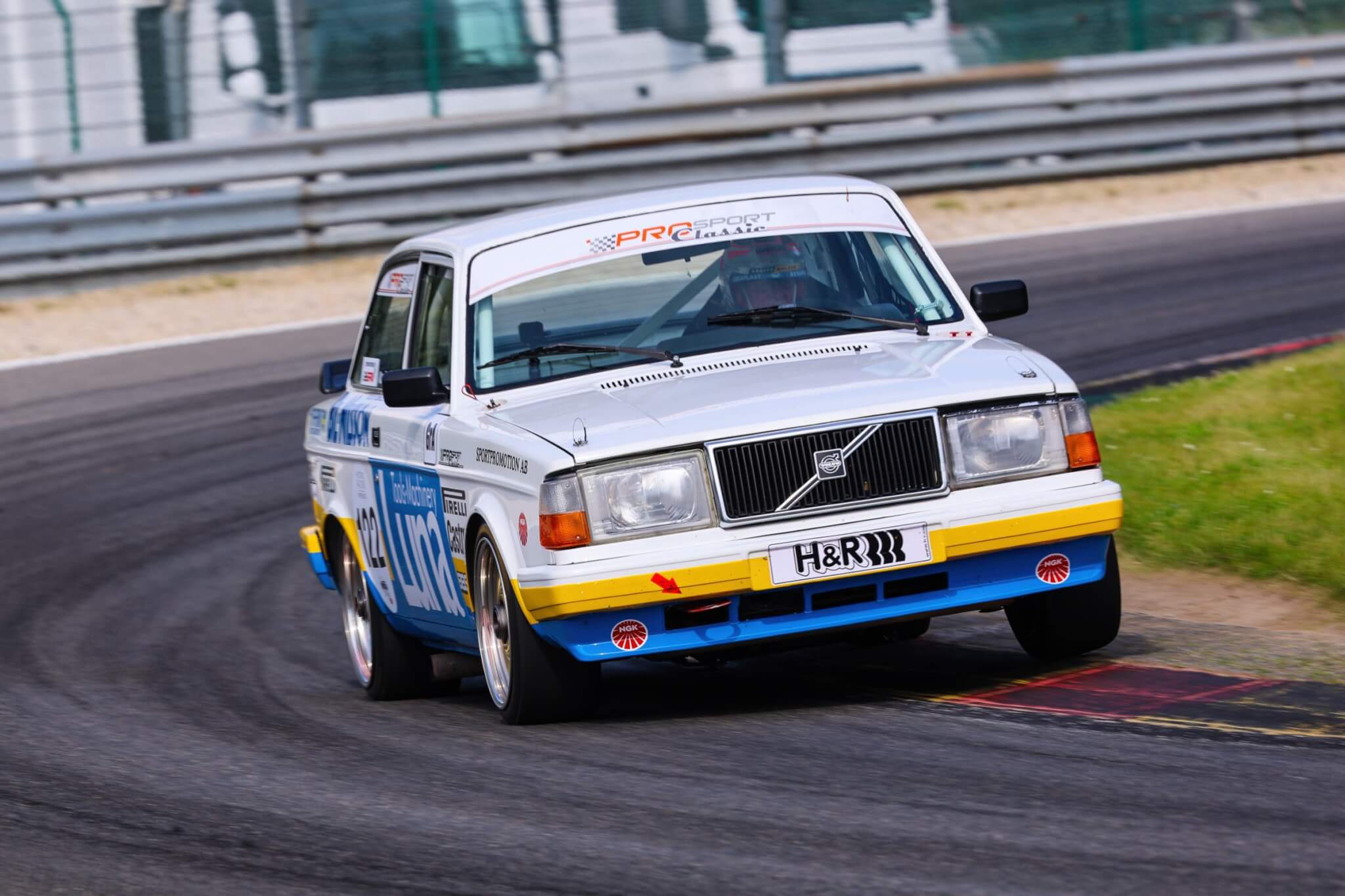 O "Tijolo Voador" que Humilhou Gigantes: O Legado de Ouro do Volvo 240 Turbo.