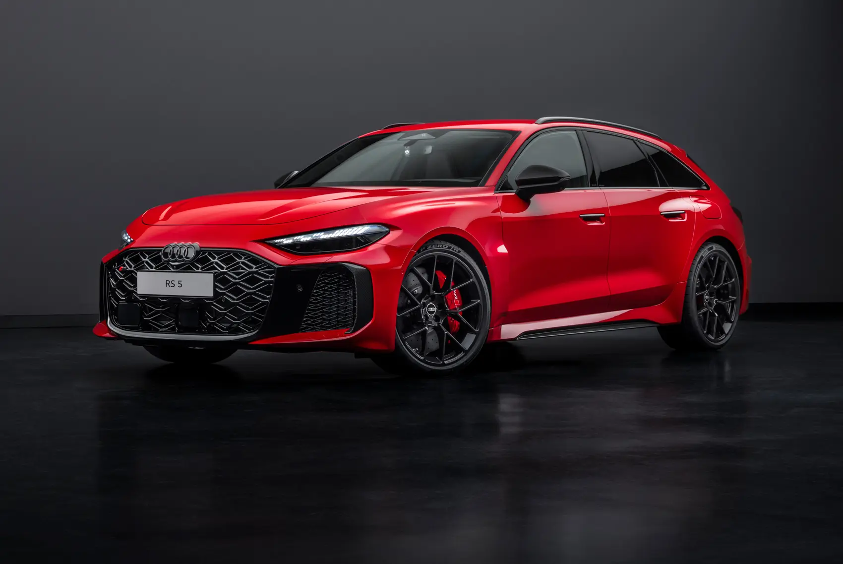 Novo Audi RS5 Avant redefine o "Puro Sangue" com 639 cv e DNA Híbrido.